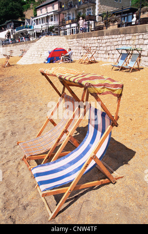 Royaume-uni, Grande Bretagne, Angleterre, Hampshire, Île de Wight, Ventnor, vide de chaises longues sur la plage de Ventnor Banque D'Images