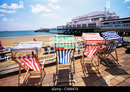 Royaume-uni, Grande Bretagne, Angleterre, Hampshire, Île de Wight, Sandown, Jetée de Sandown et transats Banque D'Images