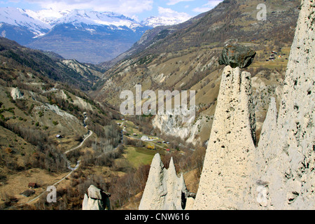 Pyramides de la terre et la vue à of Euseigne vallée du Rhône, Suisse, Valais, of Euseigne Banque D'Images