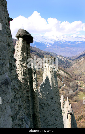 Pyramides de la terre et la vue à of Euseigne vallée du Rhône, Suisse, Valais, of Euseigne Banque D'Images