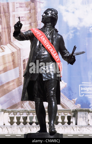 England, London, Piccadilly, Statue at the Royal Academy of Arts Banque D'Images