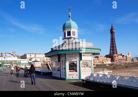 L'Angleterre, dans le Lancashire, Blackpool, kiosque sur le North Pier et Blackpool Tower Banque D'Images