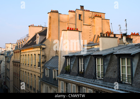 Appartement dernier étage vue fenêtre sur rue Saint-Roch à Paris, France Banque D'Images