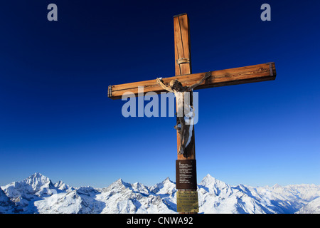 Une croix sur un sommet de la Klein Matterhorn (3883 m), dans l'arrière-plan l'Obergabelhorn (4063 m), Zinalrothorn (4221 m) et Weisshorn (4505 m) à la Suiss Alpes, Suisse, Valais Banque D'Images