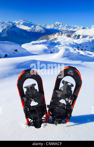 Paire de chaussures neige bloqué dans un champ de neige dans les Alpes valaisannes en face de l'Alphubel (4206 m), le Dom (4545 m), Mischabelhoerner, Matterhorn (4477 m) et Weisshorn (4505 m), Suisse, Valais Banque D'Images