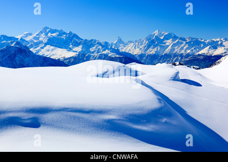 Vue panoramique sur les Alpes valaisannes sur l'Alphubel (4206 m), le Dom (4545 m), Mischabelhorns, Matterhorn (4477 m) et Weisshorn (4505 m), Suisse, Valais Banque D'Images