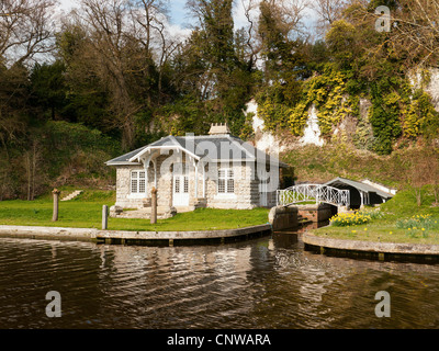 Pierre pittoresque riverside house et maison bateau,sur la Tamise, Oxfordshire, UK Banque D'Images