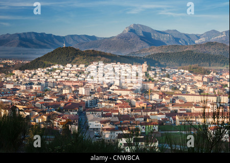 Vue du volcan Montsacopa sur la ville d'Olot, Garrotxa, Catalogne, Espagne Banque D'Images