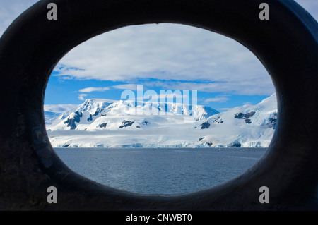 Voir à travers un centre de la cible d'un navire à l'entrée du port Neko sur la Péninsule Antarctique sur Andvord Bay sur la côte ouest de la Terre de Graham, en Antarctique, la Terre de Graham, Andvord Bay Banque D'Images