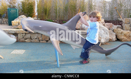 Requin-marteau commun, marteau lisse (Sphyrna zygaena Zygaena, marteau), petit garçon à cheval sur un modèle de requins-marteaux Banque D'Images