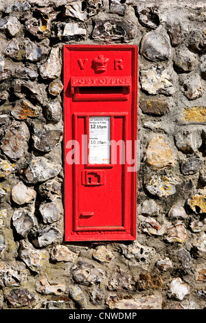 British Red Victorian Mail Box intégré dans un mur de pierre de silex Banque D'Images