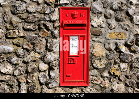 British Red Victorian Mail Box intégré dans un mur de pierre de silex Banque D'Images