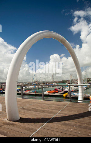 Royaume-uni, Angleterre, Torquay, Devon port intérieur, arche blanche sculpture sur quai Banque D'Images