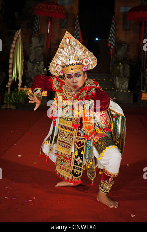 Danseuse balinaise effectuant la danse du guerrier dans Padangtegal temple, Ubud, Bali, Indonésie Banque D'Images