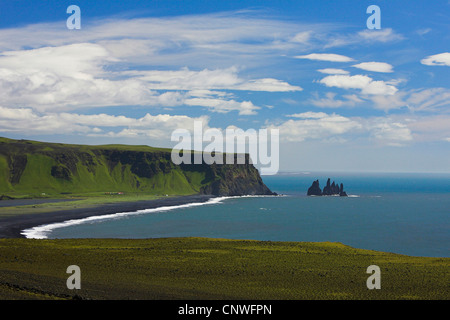 Black Rock célèbre 'aiguilles' Reynisdrangar en face de la ligne de falaise à l'extrémité sud de l'île sur place, l'Islande, l'Mrdalur, Vik i Myrdal Banque D'Images