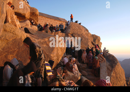 De nombreux pèlerins à la recherche vers le bas de la montagne de Sinaï, au lever du soleil, l'Egypte, le Sinaï Banque D'Images