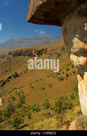 Vue depuis une pente de la Cathedral Peak au Drakensberg, Afrique du Sud, Kwazulu-Natal, Ukhahlamba Drakensberg Park Banque D'Images