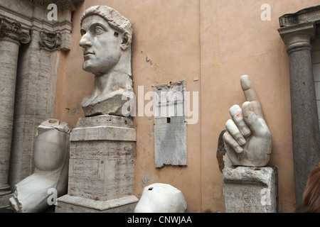 Statue en marbre colossale de Constantin le Grand dans les musées du Capitole à Rome, Italie. Banque D'Images