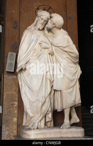 Baiser de Judas. Statue en marbre à côté de la Scala Sancta dans le Palais du Latran à Rome, Italie. Banque D'Images