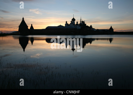 Monastère de Solovetsky sur les îles Solovetsky, mer Blanche, la Russie. Vue depuis le lac au coucher du soleil. Banque D'Images