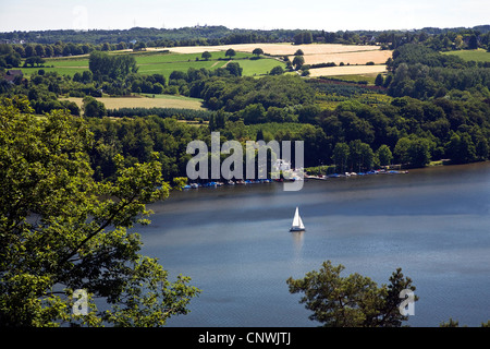 Voir au lac Baldey avec bateaux à voile entouré de champs, de l'Allemagne, en Rhénanie du Nord-Westphalie, région de la Ruhr, à Essen Banque D'Images