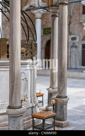 Les robinets d'ablution à la mosquée Laleli à Istanbul, où les fidèles se laver les pieds. Banque D'Images