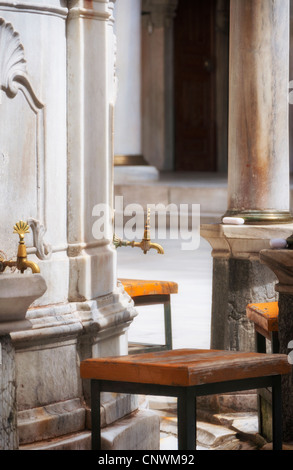 Les robinets d'ablution à la mosquée Laleli à Istanbul, où les fidèles se laver les pieds. Banque D'Images