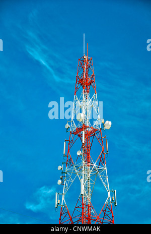 Mât de communication à Hua Hin situé contre un bleu ciel d'été. Banque D'Images