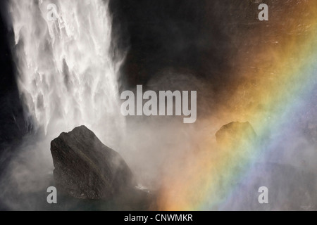 Rainbow au bas de la cascade, l'Islande Hafoss Banque D'Images