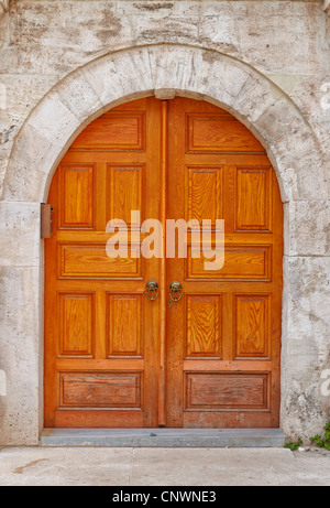 Portes en bois ornés à la mosquée laleli à Istanbul, Turquie. Banque D'Images