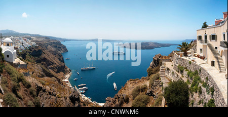 Une image panoramique à partir des villages de Santorin Fira et Firastefani avec vue sur la caldeira dans entre eux. Banque D'Images