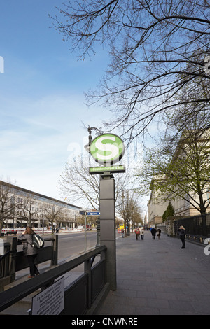 Berlin Unter Den Linden S Bahn station signe Brandenburger Tor Banque D'Images