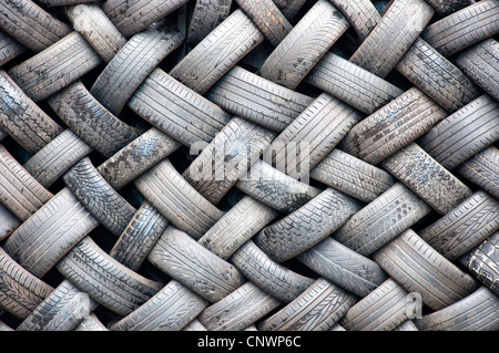 Un arrière-plan image abstraite d'un mur fait entièrement de caoutchouc des pneus. Banque D'Images