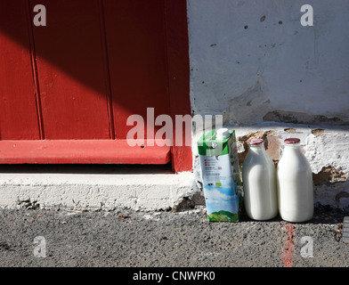 Les bouteilles de lait et la boîte porte la livraison Milton Cambridgeshire Banque D'Images