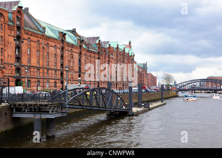 Entrepôts Speicherstadt historique à l'Hambourg, port des bateaux d'excursion sur le canal Banque D'Images