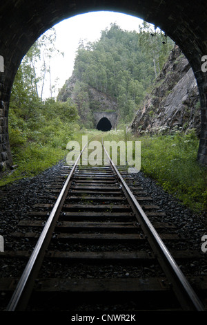 Tunnel de chemin de fer sur l'Circum-Baikal Railway, la partie historique de chemin de fer transsibérien, sur le lac Baïkal, en Russie. Banque D'Images