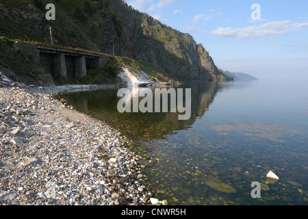 Vieux pont de chemin de fer sur l'Circum-Baikal Railway, la partie historique du chemin de fer transsibérien, sur le lac Baïkal, en Russie. Banque D'Images