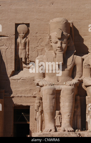 Grand Temple décoré de statues colossales du pharaon Ramsès II à Abou Simbel, la Nubie, l'Egypte. Banque D'Images