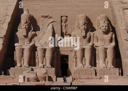 Grand Temple décoré de statues colossales du pharaon Ramsès II à Abou Simbel, la Nubie, l'Egypte. Banque D'Images