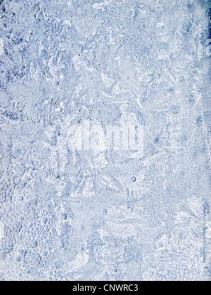 Les patrons de gel sur la fenêtre d'une cabane de montagne norvégienne Banque D'Images