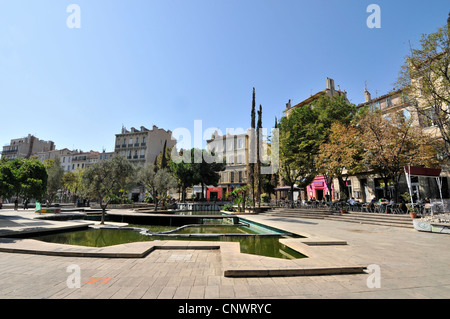 Cours Julien est une grande place piétonne avec un jardin d'eau, fontaines et palmiers dans Marseille,France Banque D'Images