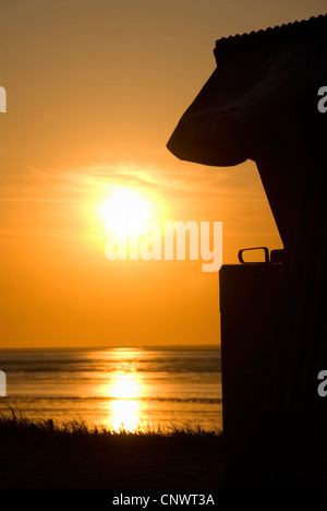 Chaise de plage au coucher du soleil, de l'ALLEMAGNE, Basse-Saxe, Frise Orientale, Carolinensiel Banque D'Images