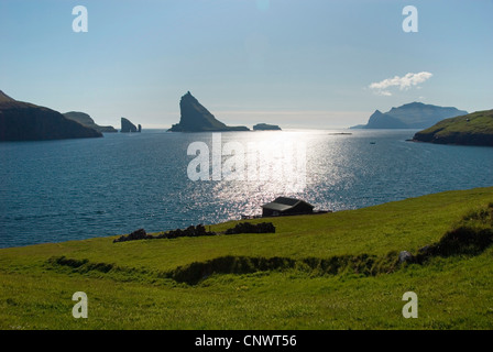 Rocks bei Bour dans Sorvagsfjordur le fjord et les îles d'Tindholmur (milieu) et de Mykines (à droite), le Danemark, l'Faeroeer 151, Insel Vagar et Banque D'Images