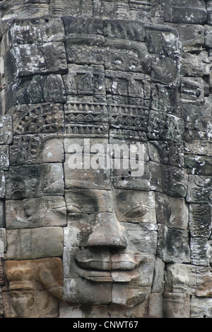 Visage de pierre de Bodhisattva Lokesvara dans le temple Bayon à Angkor, Cambodge. Banque D'Images