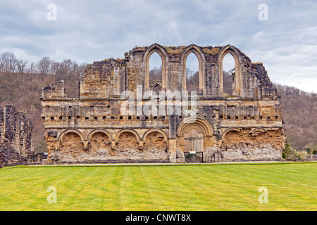 Le Réfectoire des moines wall vu du cloître de l'abbaye de Rievaulx North Yorkshire Banque D'Images