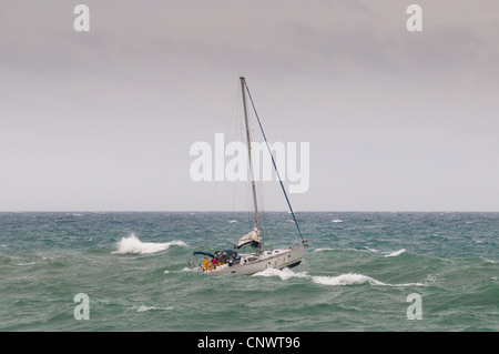 Voilier en pleine tempête surge, France, Languedoc-Roussillon, Ste Banque D'Images