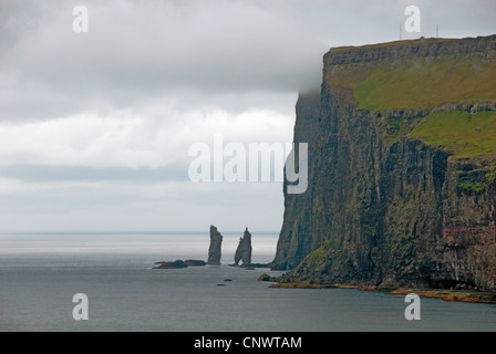 Rocks Risin et Kellingin, paroi rocheuse de Kap Kollur, Danemark, îles Féroé, Esturoy Banque D'Images