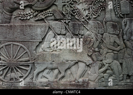 Marche de l'armée khmère. Le soulagement de temple Bayon à Angkor, Cambodge Banque D'Images