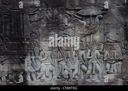 Marche de l'armée khmère. Le soulagement de temple Bayon à Angkor, Cambodge Banque D'Images