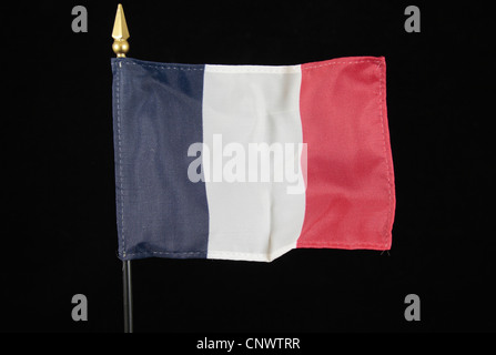 Le drapeau national de la France sur un fond noir. Banque D'Images